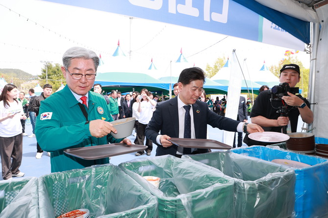 오태완 의령군수와 축제 관계자들이 다회용기를 사용하고 있다. ⓒ 프라임경제