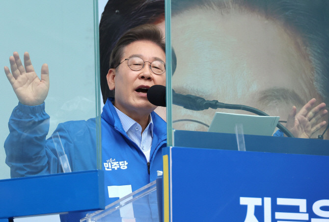 이재명 더불어민주당 대선 후보가 20일 경기 의정부 로데오거리에서 열린 유세에서 시민들에게 지지를 호소하고 있다. ⓒ 연합뉴스