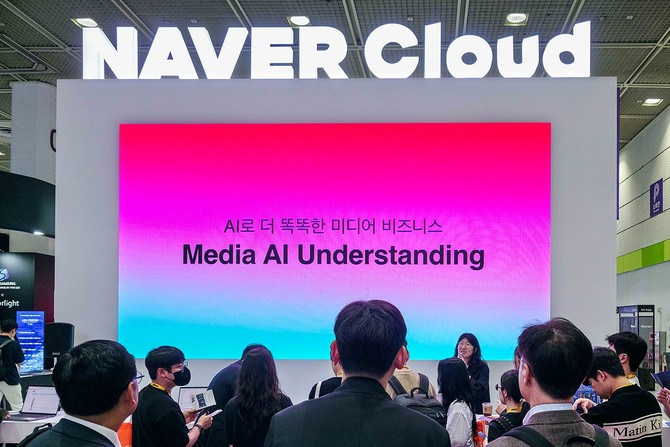 네이버클라우드가 서울 코엑스에서 개최되는 'KOBA 2025(국제 방송·미디어·음향·조명 전시회)'에서 방대한 영상 속 정보를 인공지능(AI)이 분석해 메타 데이터로 자동 추출하고 검색해주는 영상 분석 서비스 'MAIU(엠에이아이유)'를 공개했다고 21일 밝혔다. ⓒ 네이버클라우드