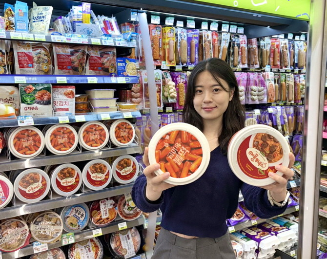 CU가 서울 인기 떡볶이 맛집 '금미옥' '애플하우스'와 협업한 차별화 떡볶이 상품의 인기에 힘입어 추가 RMR 상품을 출시한다. © BGF리테일