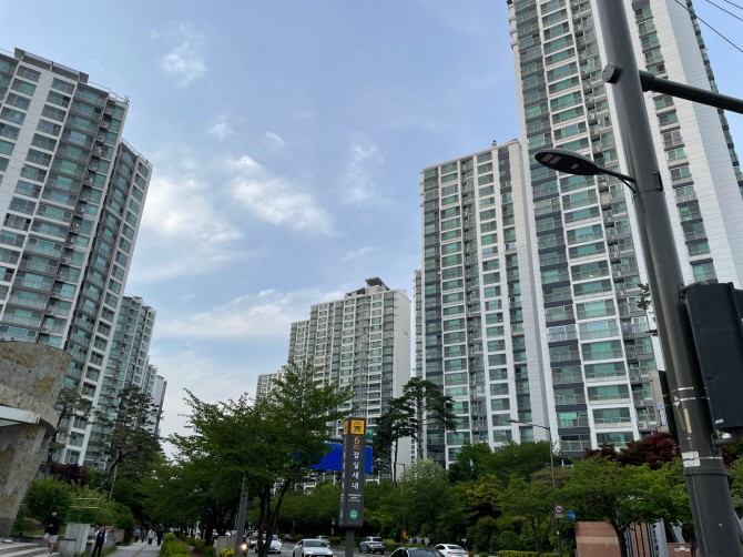 서울시가 토지거래허가구역을 재지정한 후 재건축 아파트를 중심으로 신고가 행렬이 이어지고 있다. 이 가운데 송파구의 잠실 장미아파트와 주공5단지에서 신고가가 집중됐고, 잠실주공5단지 82.6㎡가 처음으로 40억원을 돌파했다. 사진은 지난 2월 서울시의 토지거래허가구역 해제 당시 서울 송파구 잠실동 잠실새내역 모습. © 프라임경제