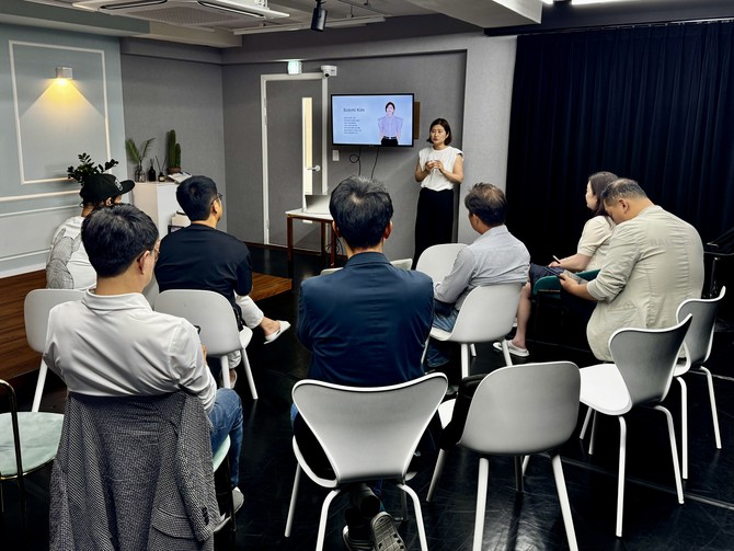 KFCEO 8기 동문들이 자신만의 문장으로 리더십을 요약하며 각자의 색을 찾는 시간을 가졌다. = 김주환 기자
