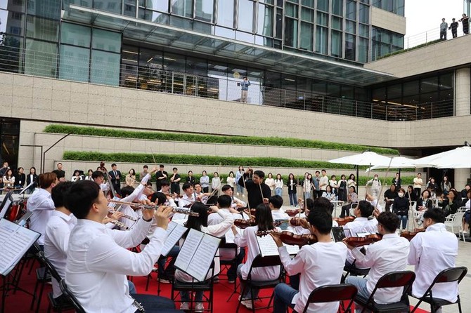 지난 20일 센터필드 야외광장에서 하트하트오케스트라가 공연을 진행하고 있다. ⓒ 이지스자산운용