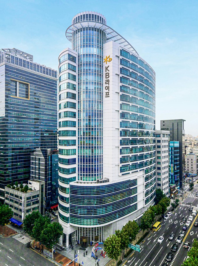 KB라이프는 4월 말 기준 변액보험 '장기채권형Ⅱ' 펀드의 순자산이 5000억원을 돌파하고, 최근 1년 수익률이 14.81%를 기록했다고 22일 밝혔다. ⓒ KB라이프