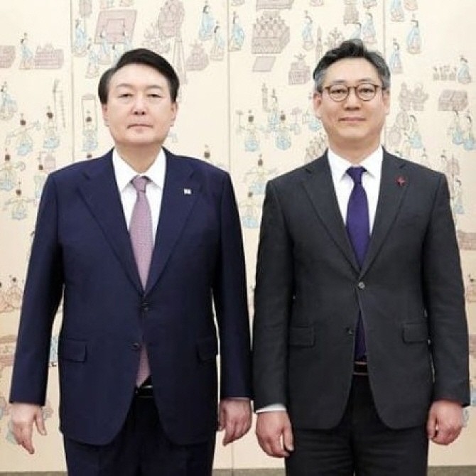 김대남 전 대통령실 행정관이 윤석열 전 대통령과 함께 사진을 찍고 있는 모습. ⓒ 김대남 페이스북 캡처