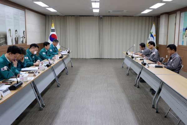 광산구와 금호타이어가 지난 21일 구청 2층 상황실에서 면담을 갖고 공장 화재 피해 복구를 위한 협력 방안을 논의했다. ⓒ 광산구