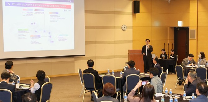 22일 대전컨벤션센터에서 최현호 서부발전 동반상생실 차장이 설명회를 진행하고 있다. ⓒ 서부발전