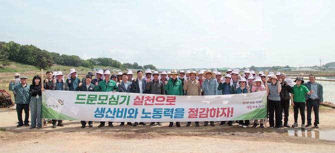 지난 21일 신평면 금천리 신평농협 육묘장에서 '드문모심기 연시회'를 개최 후 기념촬영을 하고 있다. ⓒ 당진시