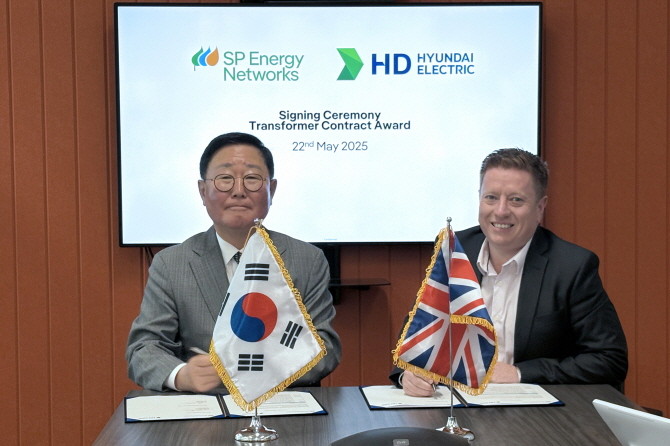 지난 22일(현지시간) 스코틀랜드 '에스피 에너지 네트웍스(SP Energy Networks)' 본사에서 조석 HD현대일렉트릭 부회장(사진 왼쪽)과 에디 멀홀랜드(Eddie Mulholland) 에스피 에너지 네트웍스 기술총괄이사가 400㎸급 초고압 변압기 4대에 대한 공급계약을 체결했다. ⓒ HD현대일렉트릭