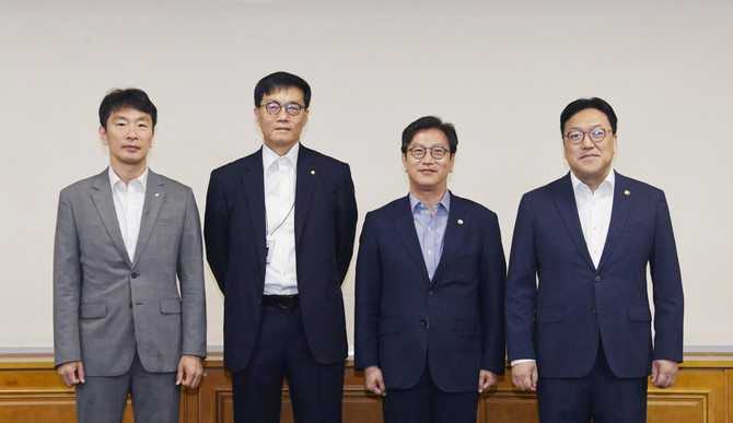 김범석 기획재정부 장관 직무대행 1차관이 23일 오전 서울 중구 은행회관에서 열린 '거시경제·금융현안 간담회'를 주재했다. 왼쪽부터 이복현 금융감독원장, 이창용 한국은행 총재, 김범석 기획재정부 장관 직무대행 1차관, 김병환 금융위원장. ⓒ 기획재정부