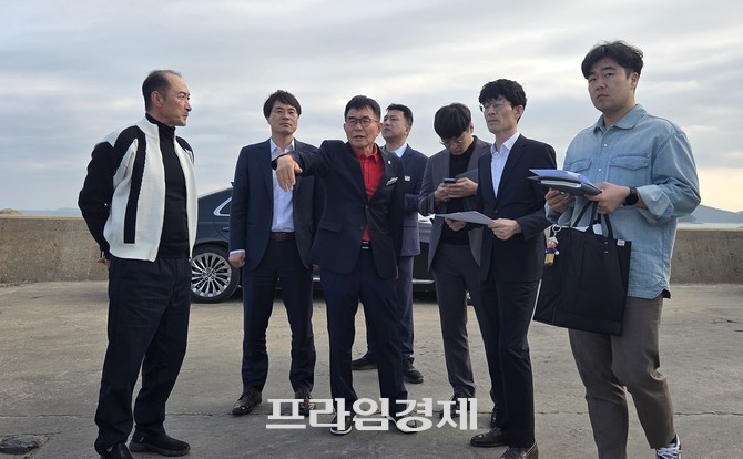 정광섭 부의장이 태풍 피해로 생계 위협을 받고 있는 태안군 근흥면 채석포항을 찾아 이안방파제 설치의 시급성을 강조했다. ⓒ 프라임경제