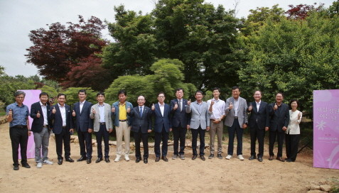 전남도 제29호 민간정원인 영암 새실정원이 지난 22일 박종필 전남도 환경산림국장, 윤재광 영암부군수, 지역 주민 등 100여명이 참석한 가운데 정식 개방을 축하하고 있다. ⓒ 전남도