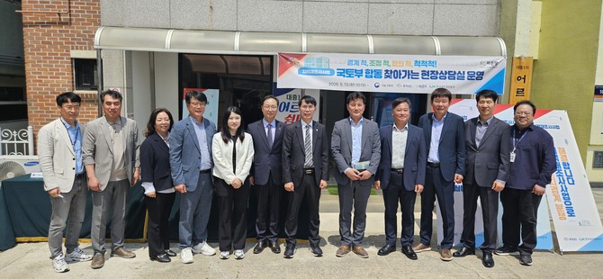 지난 12일부터 16일까지 2025년 지적재조사사업의 원활한 추진을 위한 현장사무실 운영 후 기념촬영을 하고 있다. ⓒ 논산시