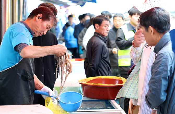 지난 18일 개장한 강진 마량놀토수산시장 전경. ⓒ 강진군