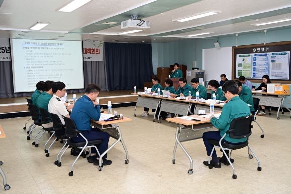대구 동구청 여름철 자연재난대비 대책회의 모습. ⓒ 대구 동구