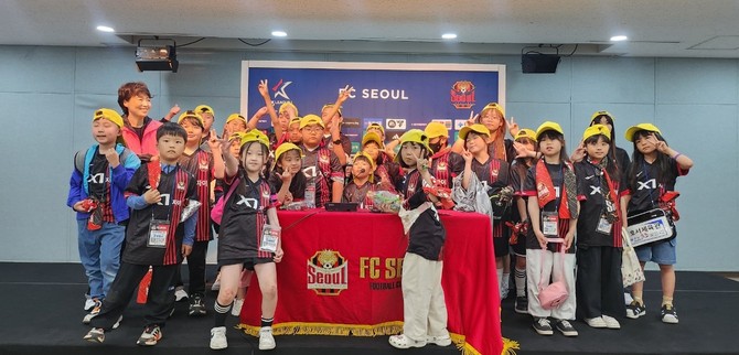 지난 24일 5월 가정의 달을 맞아 GS EPS(주)(대표 여은주)가 지역 내 돌봄 아동 210여 명을 초청해 K리그 축구 경기를 관람 후 기념촬영을 하고 있다. ⓒ 당진시