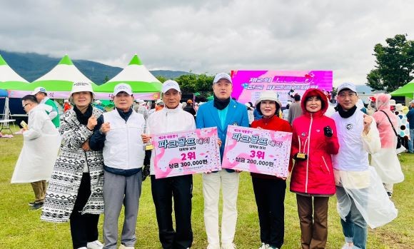 제2회 대통령기 전국 파크골프대회에 입상한 영진전문대 김상록(왼쪽서 셋째), 이지호(왼쪽서 다섯째) 학생이 조진석 학과장, 학과 동기생들과 기념 촬영을 하고 있다. ⓒ 영진전문대학교