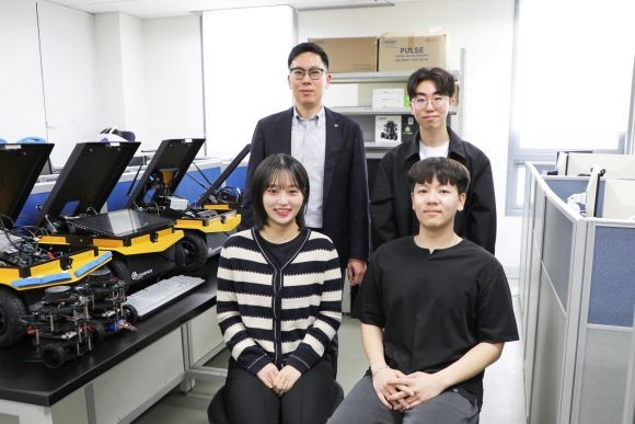 왼쪽 위부터 반시계방향 DGIST 박경준 교수, 채지영·이상훈 석박사 통합과정생, 서현교 석사과정생. ⓒ DGIST