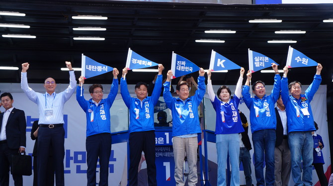 더불어민주당 이재명 대선후보가 26일 경기도 수원 팔달문 영동시장을 찾아 수원시 국회의원들과 집중유세에 나섰다. ⓒ 박비주안 기자