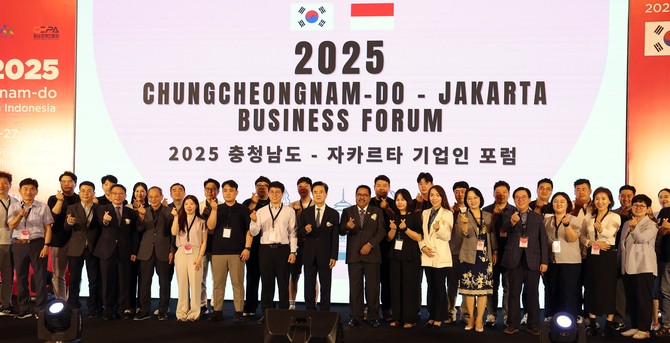 김태흠 충남지사는 26일 자카르타 쉐라톤 호텔에서 열린 '2025 충청남도 자카르타 기업인 포럼'에 참석해 관계자들과 함께 기념촬영을 하고 있다. ⓒ 충남도