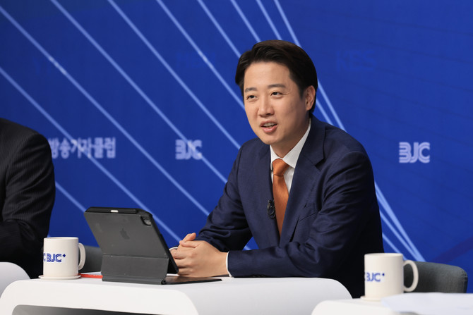 이준석 개혁신당 대선 후보가 26일 서울 양천구 한국방송회관에서 열린 한국방송기자클럽 초청 토론회에서 참석자들과 대화를 나누고 있다. ⓒ 연합뉴스