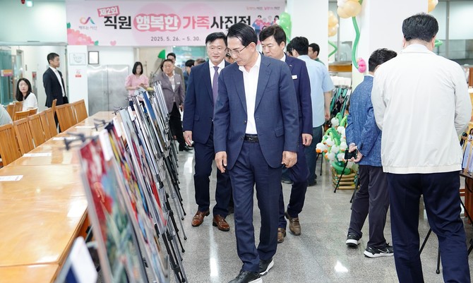 26일 시청 구내식당에서 열린 제2회 직원 행복한 가족 사진전을 개최하고 있다. ⓒ 서산시