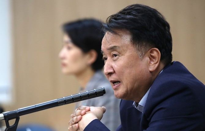 김영환 충북지사가 26일 도청 대회의실에서 열린 확대간부회의에서 AI 기술 활용에 대해 발언을 하고 있다. ⓒ 프라임경제