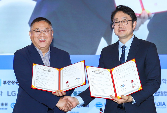 김종성 서울대학교 블루카본사업단 단장과 김영석 LG전자 HS기능성소재사업실장(오른쪽). ⓒ LG전자