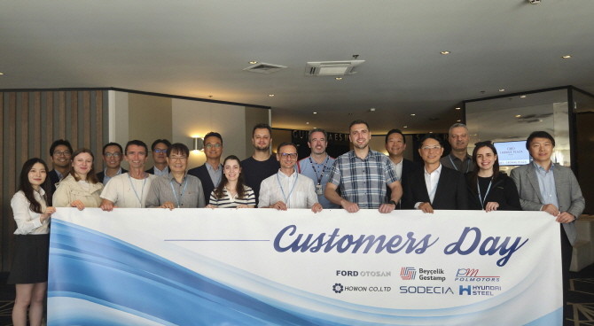 현대제철·글로벌 고객사 임직원들이 'Customers Day' 행사에서 단체로 기념촬영을 하고 있다. ⓒ 현대제철