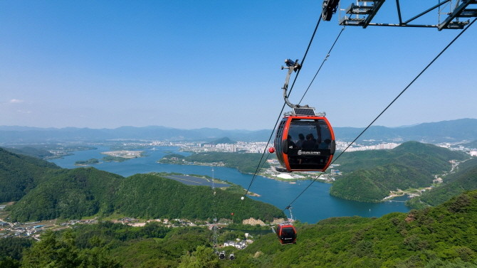 소노인터내셔널이 운영하는 춘천 삼악산 케이블카가 6월 '호국보훈의 달'을 맞아 국가와 국민에 헌신하는 국가유공자 및 군,경,소방을 대상으로 특별 프로모션을 진행한다. © 소노인터내셔널