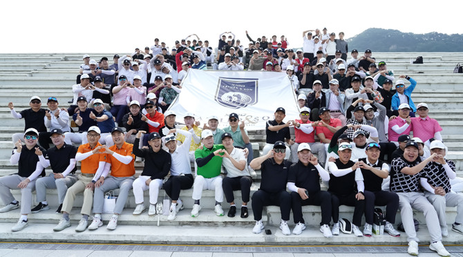 '젝시오 파더앤선 2025 팀클래식'은 청명한 5월, 봄바람이 가득한 페어웨이에 함박웃음을 지으며 스윙하는 아버지와 그를 보고 웃어주는 아들의 따뜻한 눈빛이 함께 있었다. ⓒ 던롭