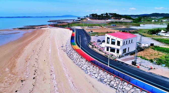 서해안 최고의 감성 해안도로 '남당무지개도로' 모습. ⓒ 홍성군