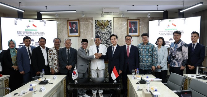 김태흠 지사는 지난 26일 서자바주의회 청사에서 데디 물야디 주지사와 '교류 및 탄소중립 실현을 위한 공동선언' 발표 후 관계자들과 함께 기념촬영을 하고 있다. ⓒ 충남도