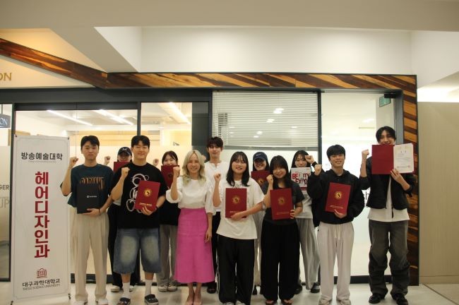 대구과학대학교 헤어디자인과 학생들과 지도교수가 23일 대전에서 열린 '2025 제10회 월드뷰티엑스포 & 뷰티페스티벌 미용경진대회'에서 참가자 전원 수상을 기념하며 학과 실습실에서 단체기념촬영을 하고 있다. ⓒ 대구과학대학교