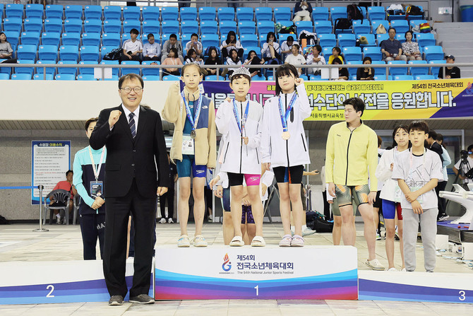 장금용 창원시장 권한대행 창원 실내수영장 방문해 '소년체전 참가 선수들 격려'. ⓒ 창원시