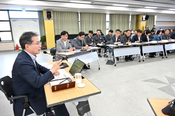 김진열 군수 주재로 2025년 민선8기 공약추진상황 보고회 모습. ⓒ 군위군