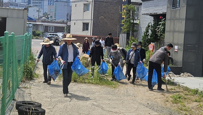 27일 '제31회 충청남도장애인체육대회'의 성공적인 개최를 위해 대대적인 환경정화 캠페인을 실시하고 있다. ⓒ 서산시
