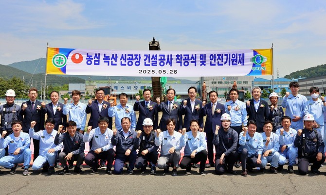 지난 26일 농심이 부산 녹산 수출공장 착공식을 가졌다. (왼쪽 7번째부터) △이병학 농심 대표이사 △손태현 농심 SCM부문장 △유창열 농심 생산책임장. ⓒ 농심