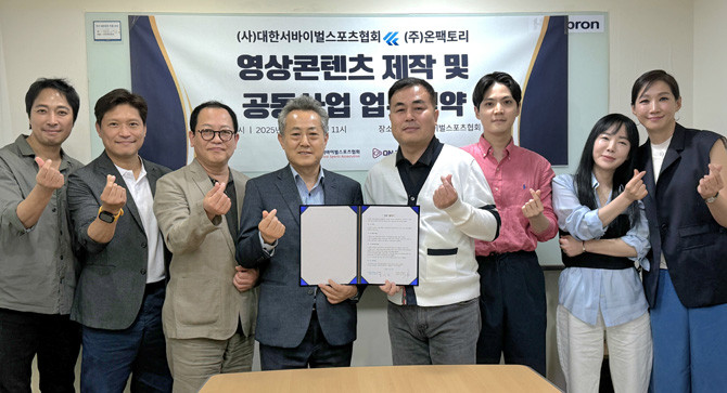 김영현 회장(가운데 좌측)과 장성민 대표(가운데 우측) 등 관계자들이 업무협약 후 기념촬영 하고 있다. 이번 예능프로그램 연출은 협회 이사인 김보건 감독(왼쪽에서 두 번째)이 맡는다. 그는 707 특임대 출신으로, SBS에서 다년간 프로듀서로 활약했다. 연극인이자 영화배우 김민혁 배우(맨왼쪽)는 제작감독으로, 김동형 온팩토리 이사(오른쪽에서 세 번째)는 제작피디로 뛴다. 슈퍼모델 이선진 씨(맨오른쪽)는 이번 예능 프로그램에 출연할 예정이다. ⓒ 대한서바이벌스포츠협회