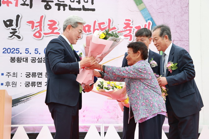 배병순 할머니가 오태완 군수에게 꽃다발을 전달하고 있다. ⓒ 의령군