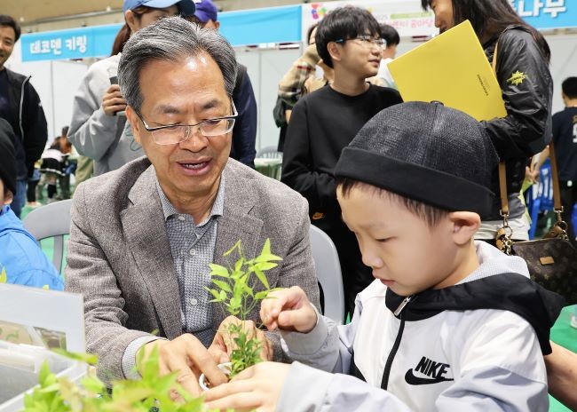 오도창 영양군수(왼쪽)가 어린이날 행사에서 한 어린이와 함께 체험활동을 하고 있다. ⓒ 영양군