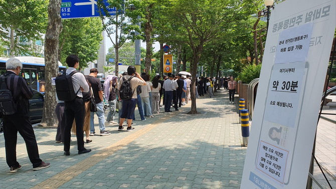 여의동주민센터에 마련된 사전투표소에서 투표하려는 시민들이 긴 줄을 서 있다. = 박기훈 기자