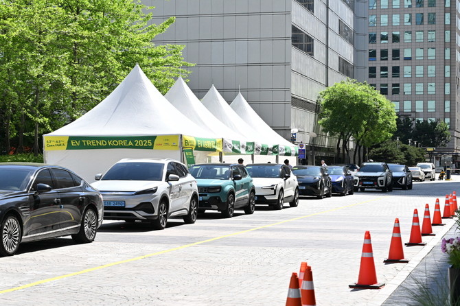 EV 트렌드 코리아 2025 일환으로 열린 'EV Ride 2025'에서 전기차 시승행사를 위해 도열한 최신 전기차들. ⓒ EV 트렌드 코리아 2025