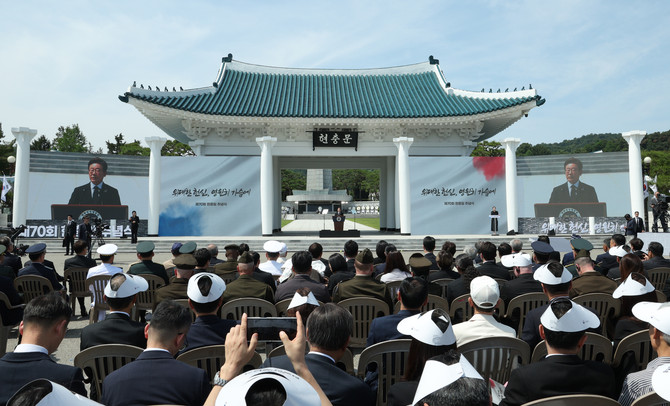 이재명 대통령이 6일 서울 동작구 국립서울현충원에서 열린 70회 현충일 추념식에서 추념사를 하고 있다. ⓒ 연합뉴스