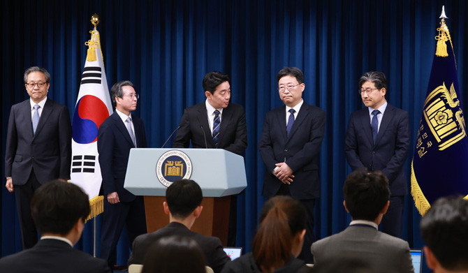 (왼쪽부터) 문진영 사회수석비서관, 김용범 정책실장, 강훈식 비서실장, 하준경 경제성장수석, 류덕현 재정기획보좌관. ⓒ 연합뉴스