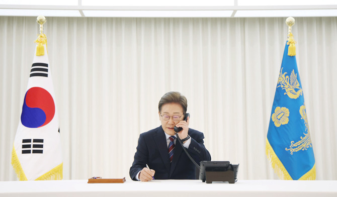 이 대통령은 취임 사흘만에 도널드 트럼프 미국 대통령과 첫 정상통화를 했다. ⓒ 연합뉴스