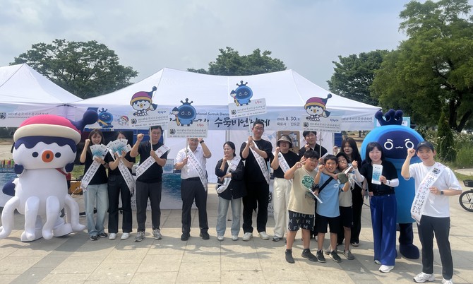 전남국제수묵비엔날레사무국은 8일 한강일원에서 행사 홍보를 했다. ⓒ 전남도