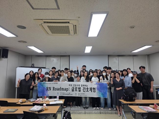 미군부대 간호사로 최종 합격한 안향임 간호사가 초청돼 특강을 가진 후 참석자들과 함께 기념촬영을 하고 있다. ⓒ 대경대학교