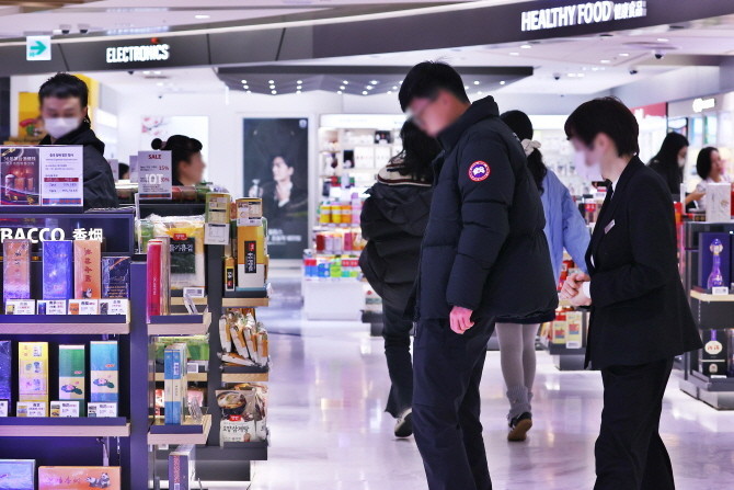 여행객들로 북적이는 인천국제공항 제1여객터미널 출국장 내 면세점 구역. © 연합뉴스
