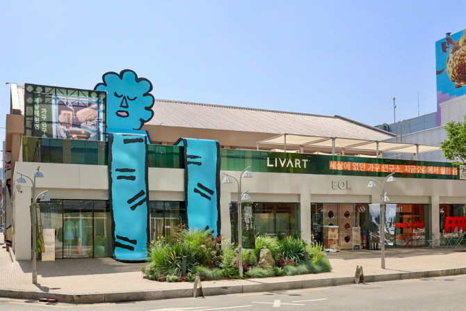 현대리바트는 오는 29일까지 서울 성동구 성수동에 위치한 한섬 플래그십 스토어 'EQL GROVE(이큐엘 그로브)'에서 '세상에 없던 가구 연구소' 팝업 행사를 진행한다. © 현대리바트